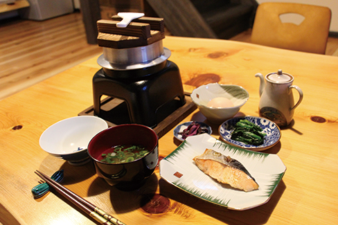 朝食:自家製米の釜炊きごはんとおばんざい 